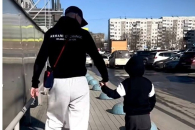 Блогер из Новосибирска ремонтирует дом для младшего брата