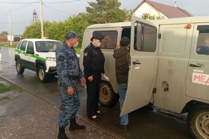 Трех туберкулезников под конвоем доставили в больницу Новосибирской области