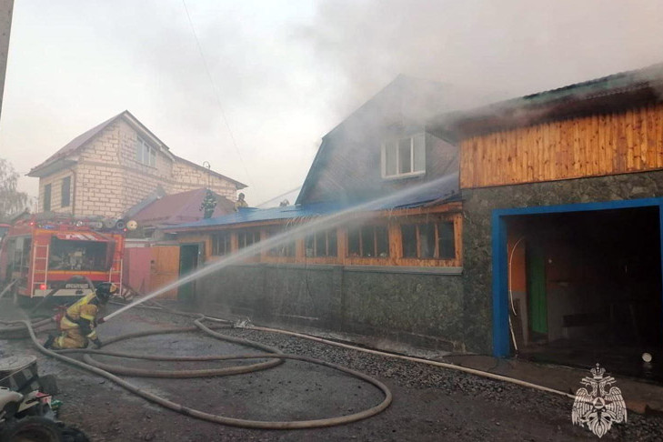 В Новосибирске ликвидировали крупный пожар в частном секторе