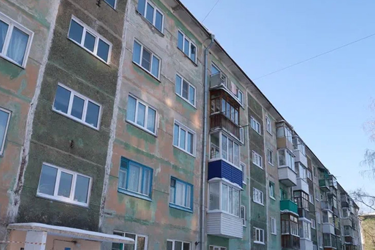 Скинул дочь с пятого этажа пьяный мужчина в Новосибирске