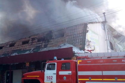 Крупнейший пожар на рынке Искитима потушили через пять часов