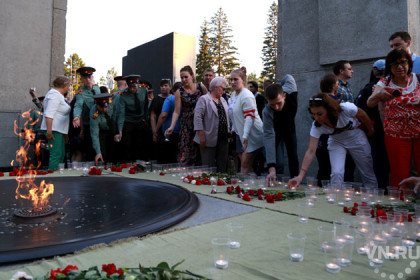 Сотни свечей зажгли на Монументе Славы новосибирцы