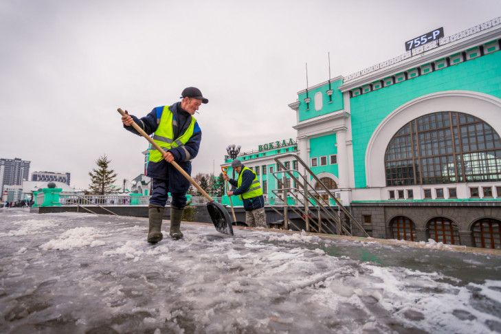 Новосибирску не хватает дворников -  власти планируют отдать уборку города на аутсорс 
