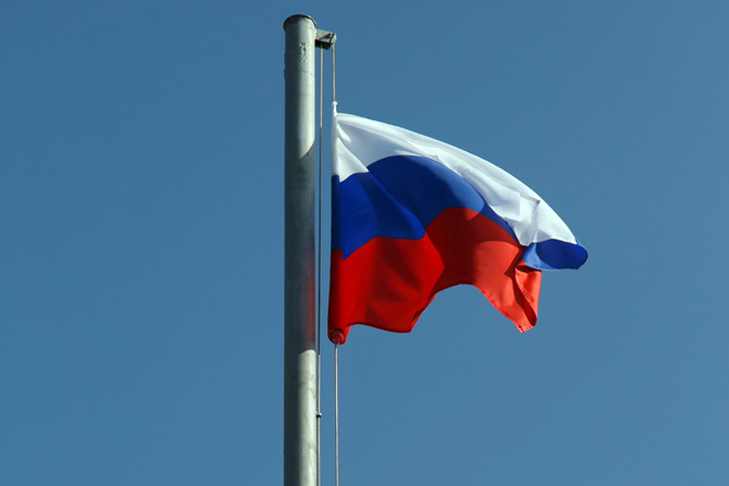 Флагштоки и триколоры получили первые школы Новосибирской области