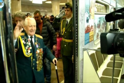 Герой Дмитрий Бакуров побывал в посвященном ему вагоне-музее метро