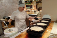 В Новосибирске на Масленицу готовят блины-бургеры и блины с трюфельным жюльеном