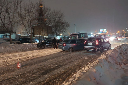 Шесть автомобилей заблокировали выезд из микрорайона МЖК в Новосибирске