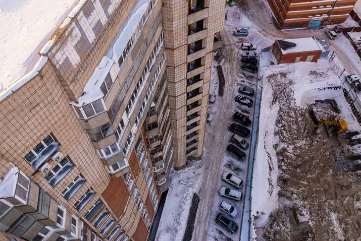 В Новосибирске таджик выбросил с пятого этажа свою 21-летнюю дочь