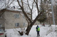 Главное – безопасность: как идет уборка снега с крыш в Искитимском районе