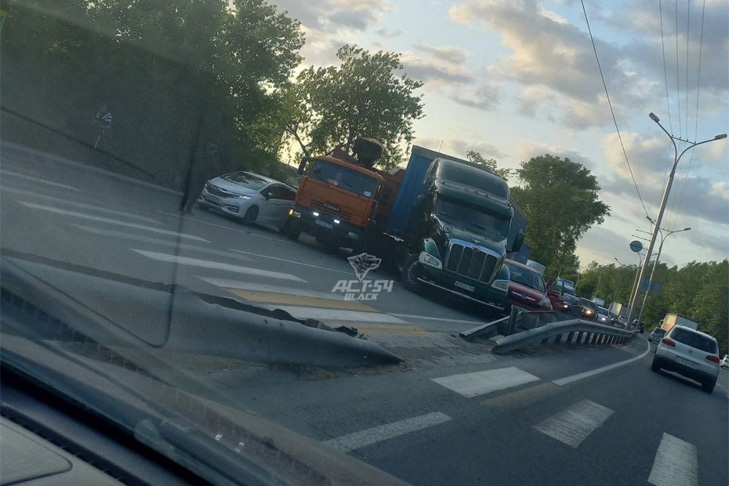 Массовое ДТП на Бердском шоссе в Новосибирске перекрыло все движение