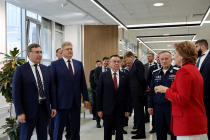 Сохранение национального достояния: полпред и федеральные министры осмотрели уникальные фонды ГПНТБ СО РАН