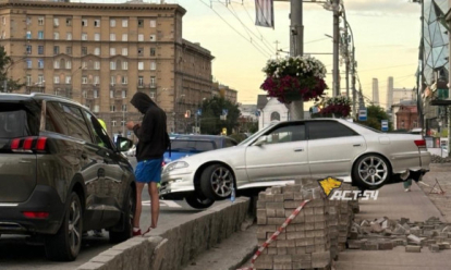 В Новосибирске водитель «Тойоты» повис на бордюре Краеведческого музея