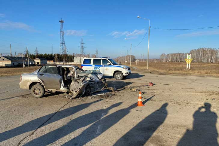 Водитель «Мазды» пострадал в ДТП с КамАЗом в Новосибирской области