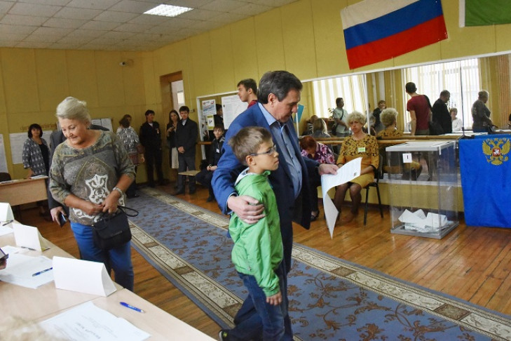 Губернатор Городецкий пришел на избирательный участок с внуком