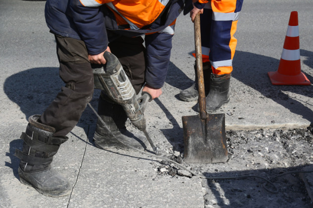 Андрей Травников потребовал ужесточить контроль качества дорожных работ