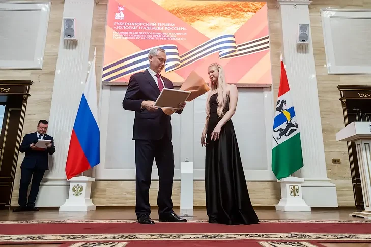 Андрей Травников наградил выпускников 2025 года, получивших 100 баллов по результатам ЕГЭ