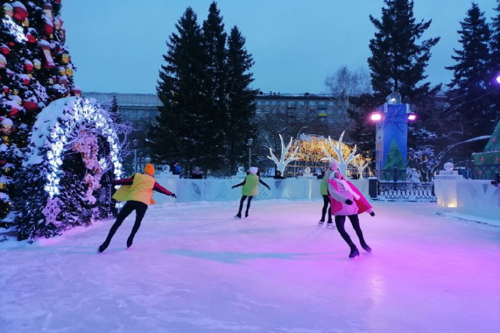 Первые новосибирцы прокатились на коньках по объекту шуток Ивана Урганта 