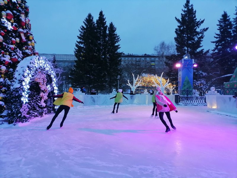 Первые новосибирцы прокатились на коньках по объекту шуток Ивана Урганта 