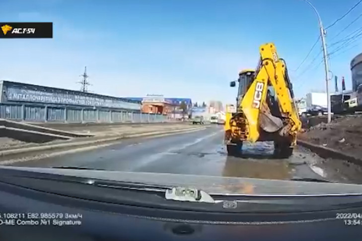 Экскаватор провалился в яму посреди дороги в Новосибирске