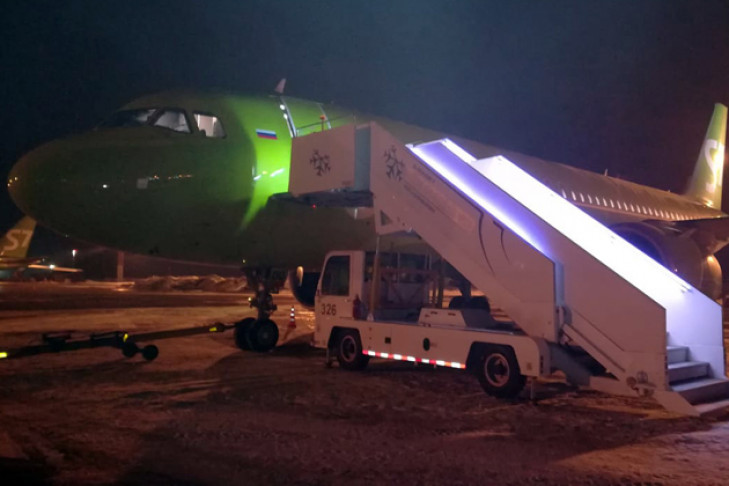 Airbus A320neo с нерабочим двигателем благополучно приземлился в Толмачево 