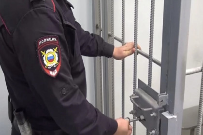 Сотрудник полиции два года помогал мигрантам скрываться в Новосибирске