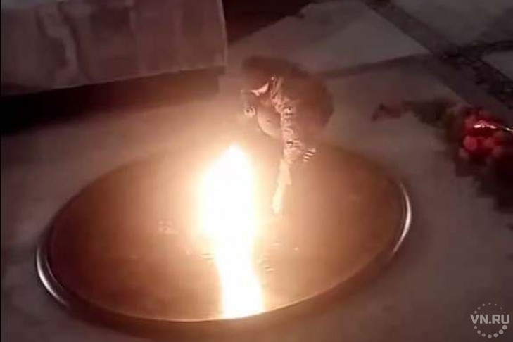 Чашу Вечного огня в Новосибирске разорил мужчина в камуфляже