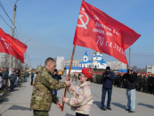 Герой России Егор Захаров вручил копии Знамени Победы школьникам Искитимского района