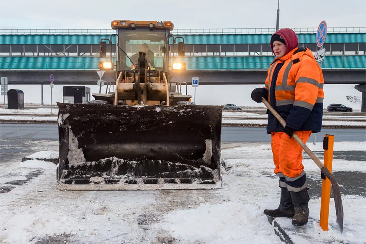 На дороги региона вышло более 600 единиц техники для борьбы со снегопадом