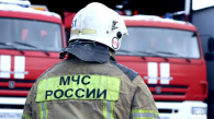 Новосибирские пожарные спасли мужчину и двух детей из горящей квартиры