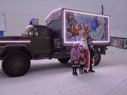 В Северном районе появился Дед Мороз на автомобиле ЗИЛ