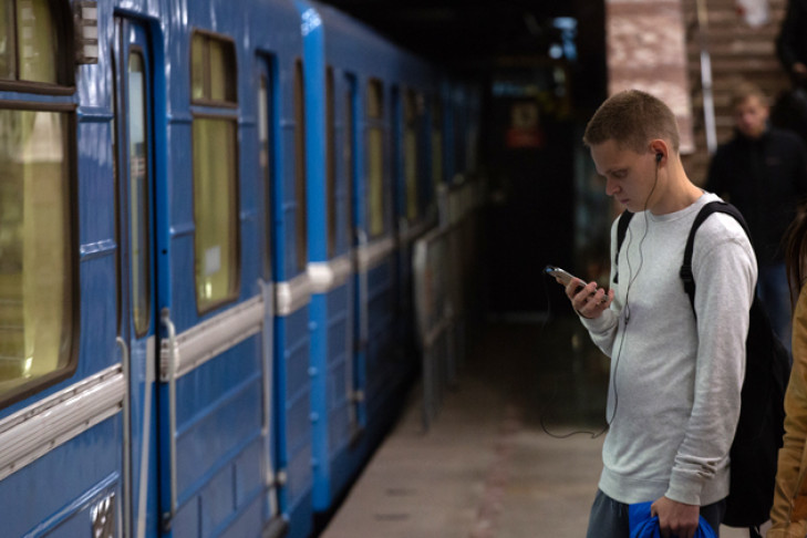 Вдвое больше «качать» в метро стали новосибирцы – чаще всего сидят в Instagram