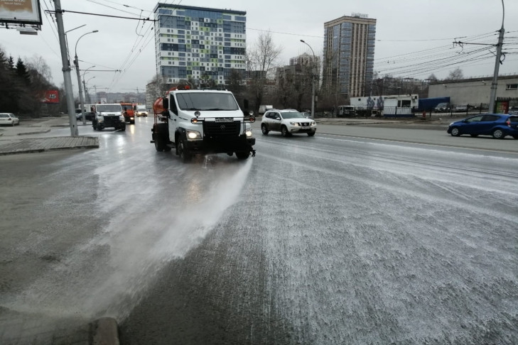 Шампунем отмыли улицы Жуковского и Нарымскую в Новосибирске