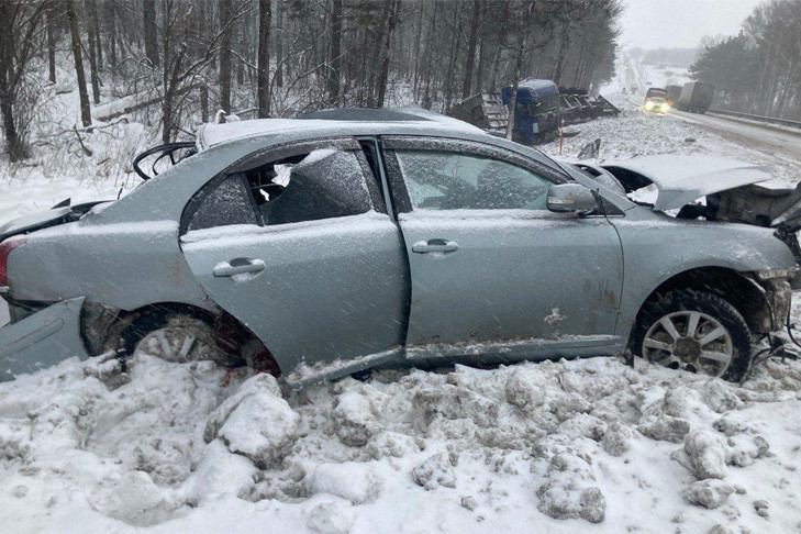 Крупное ДТП унесло жизни троих на трассе под Новосибирском: среди жертв ребенок
