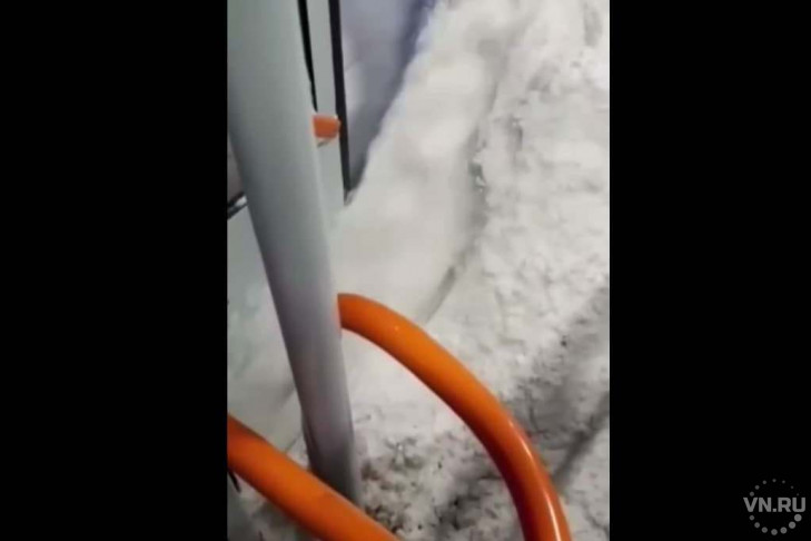 Снежный фонтан в салоне трамвая наблюдали пассажиры в Новосибирске