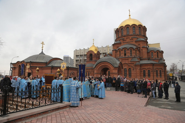 День народного единства в Новосибирске начался с молебна