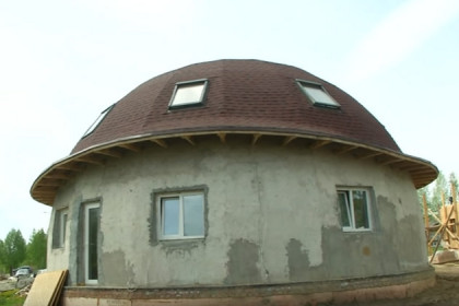 Дом из соломы построен в Сибири с учетом ошибок трех поросят
