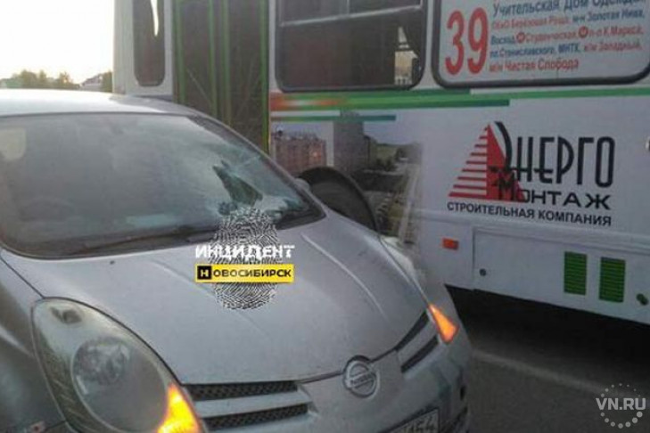 Пассажира автобуса высадили под колеса Nissan Note