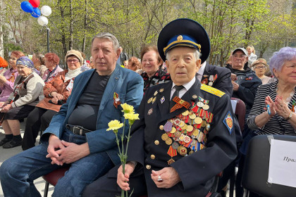 Новосибирцы в преддверии Дня Победы спели в своих дворах «Катюшу»