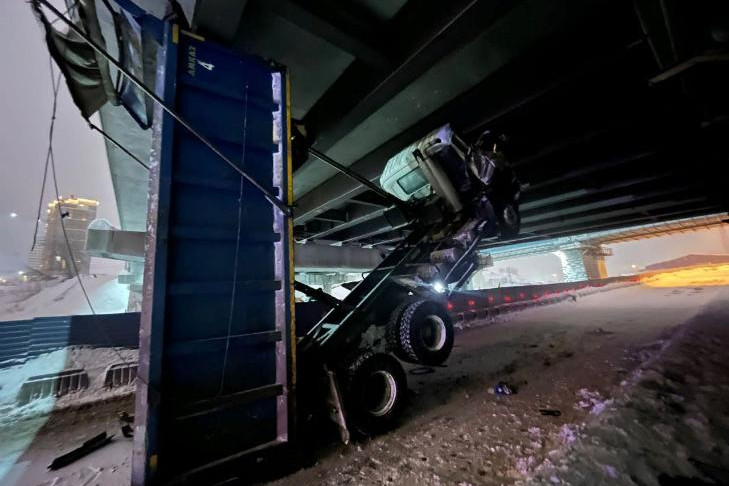 Водителю грузового ISUZU размозжило голову о железнодорожный мост в Новосибирске