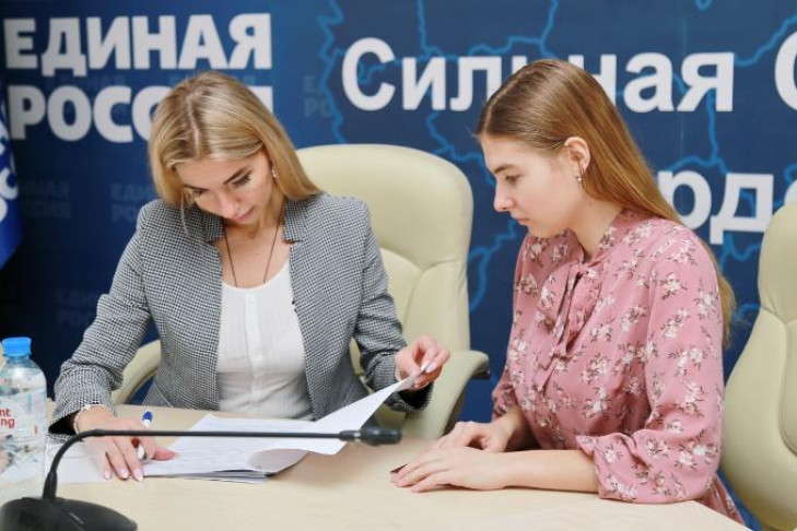 Первые кандидаты подали документы в региональный оргкомитет предварительного голосования «Единой России» в Новосибирске