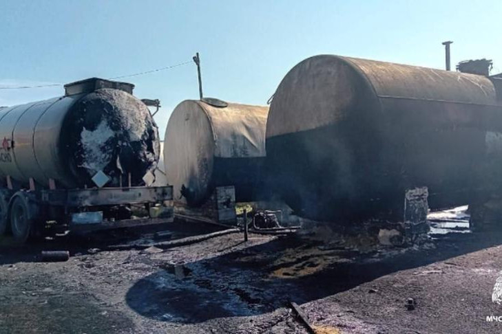 Водитель бензовоза обгорел после разлива топлива в Карасуке