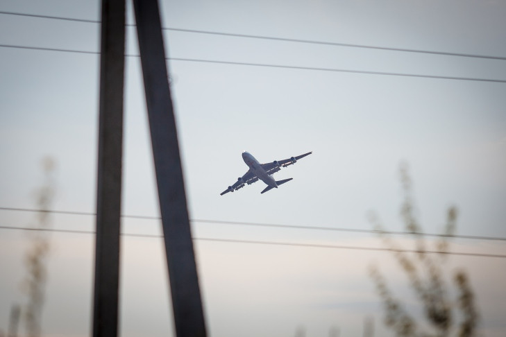 Самолет со 159 пассажирами аварийно приземлился в поле под Новосибирском