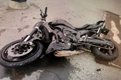 Молодая пара на неуправляемом мотоцикле разбилась возле вокзала Новосибирск-Главный