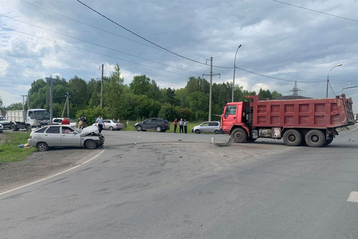 Водитель ВАЗа погиб при столкновении с грузовиком под Новосибирском