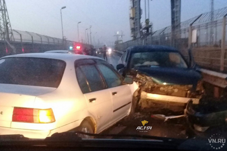 Паровозик из авто собрался на дамбе ОбьГЭС