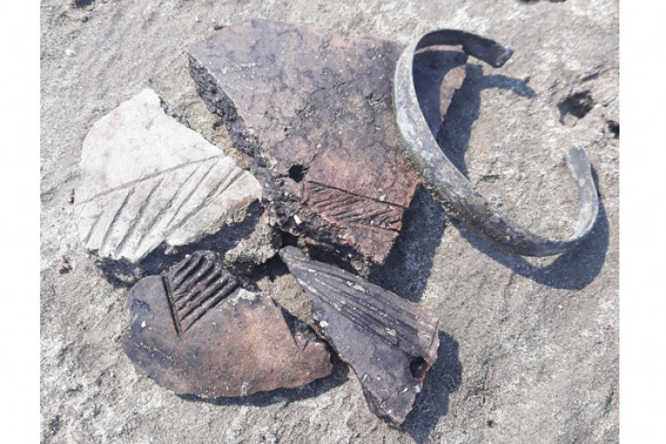 Древние украшения нашла на рыбалке жительница Бердска