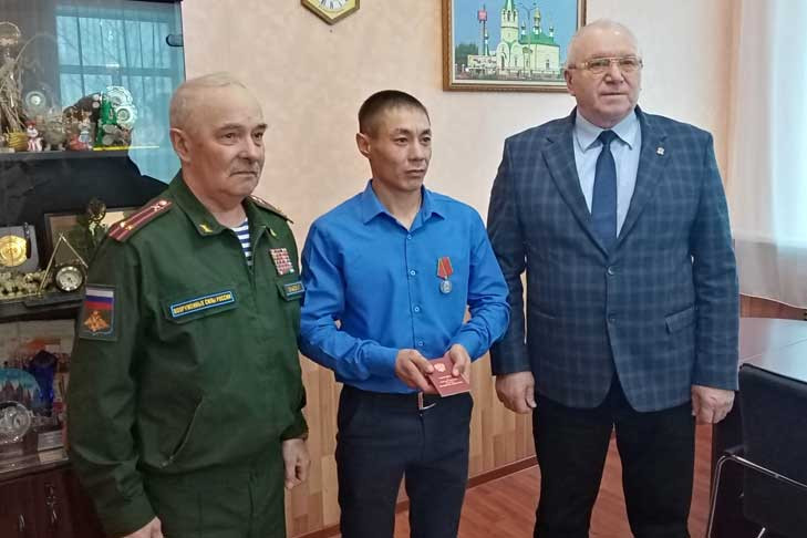 Медаль Суворова за Красный Лиман получил Марат Кливленов из Купинского района