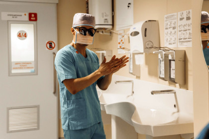 Впервые в РФ сразу две операции через минидоступ провели новосибирские хирурги