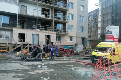 Люлька с рабочими рухнула с высоты в Новосибирске