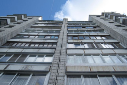 Девочка повисла на балконе 5 этажа и чуть не сорвалась в Новосибирске